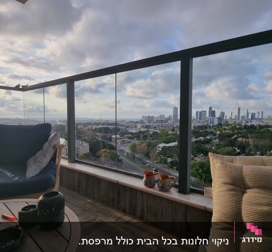 מרפסת עם נוף לעיר וכורסאות ישיבה